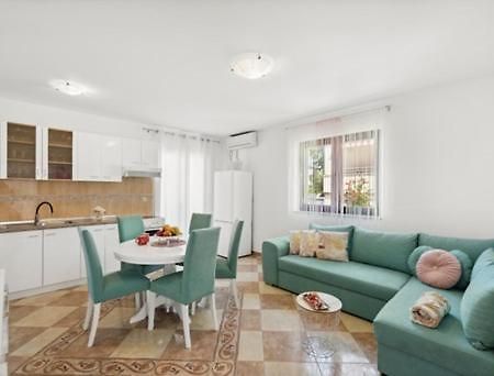Apartmani Lorena Пореч Экстерьер фото
